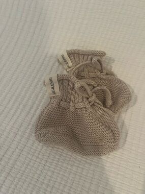 Hejlenki (from Germany) Knit Baby Booties in Beige
